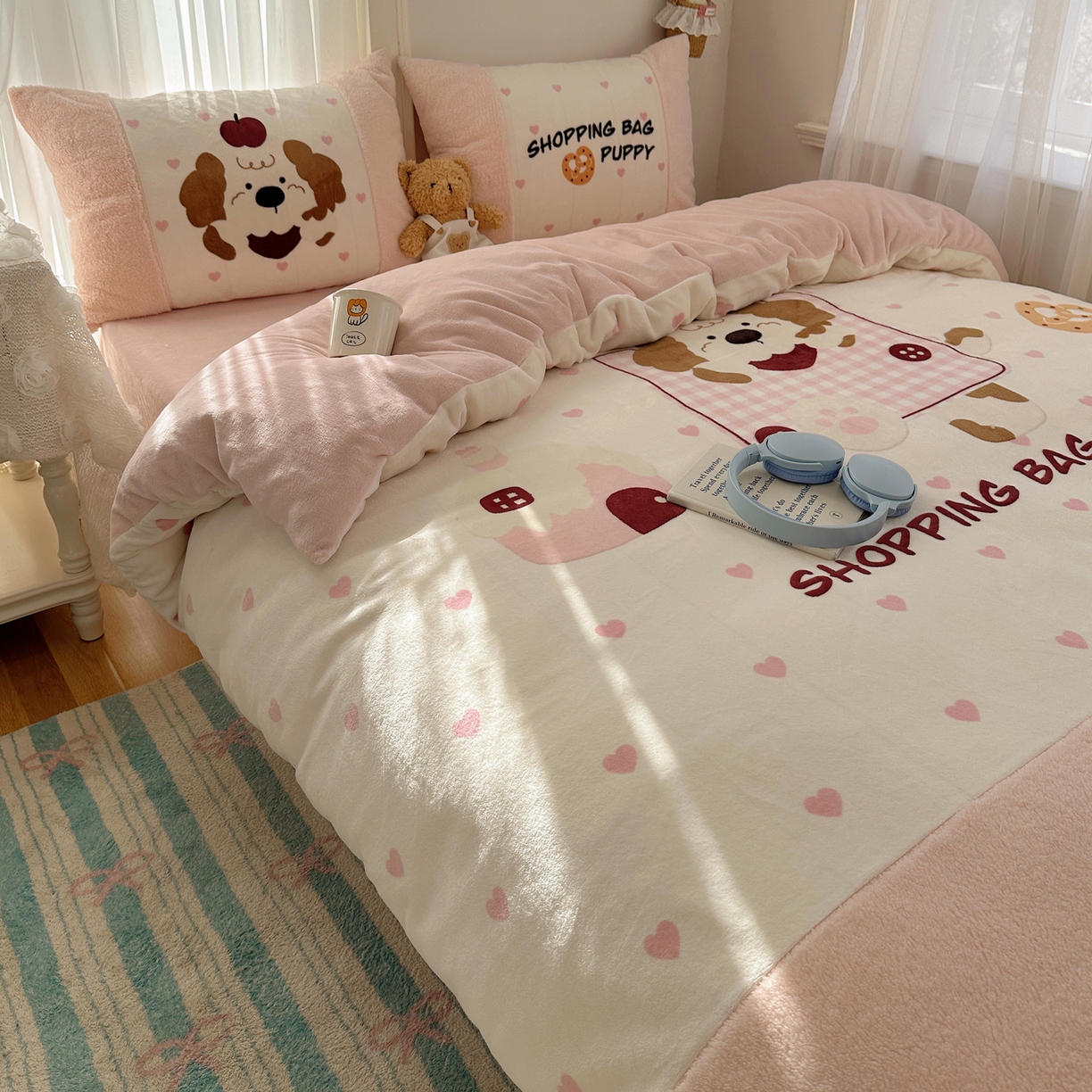 91家纺网 家纺一手货源 找家纺 Sweet dreams甜梦 2025秋冬数码大版牛奶绒泰迪绒拼接四件套 购物袋小狗