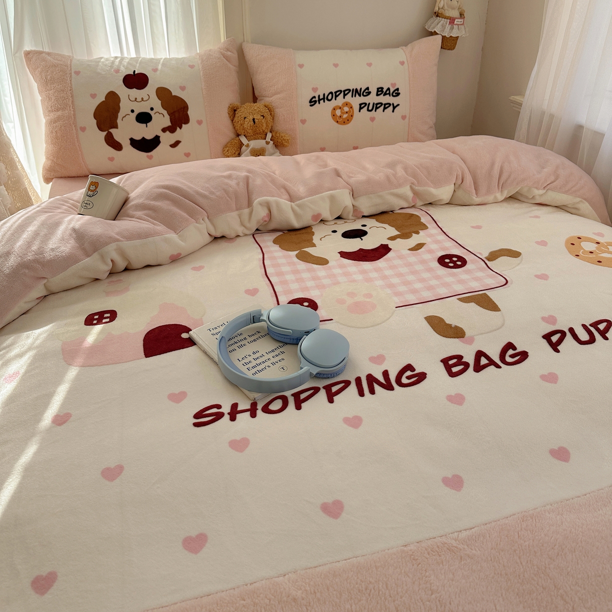 91家纺网 家纺一手货源 找家纺 Sweet dreams甜梦 2025秋冬数码大版牛奶绒泰迪绒拼接四件套 购物袋小狗