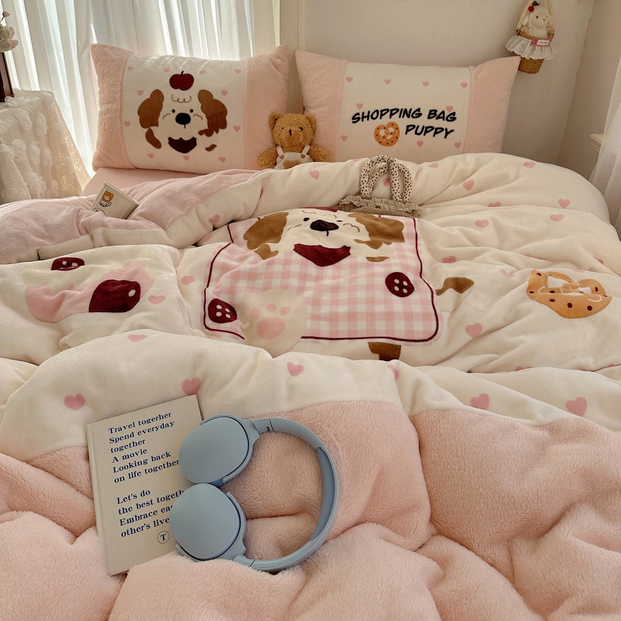 91家纺网 家纺一手货源 找家纺 Sweet dreams甜梦 2025秋冬数码大版牛奶绒泰迪绒拼接四件套 购物袋小狗