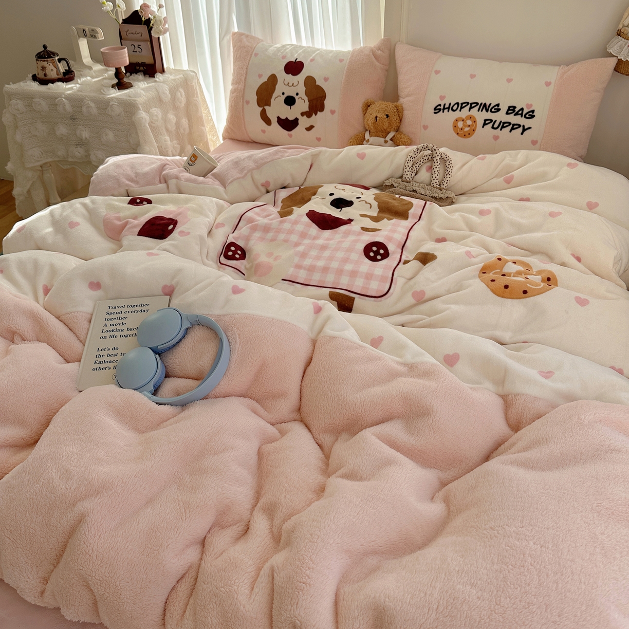 91家纺网 家纺一手货源 找家纺 Sweet dreams甜梦 2025秋冬数码大版牛奶绒泰迪绒拼接四件套 购物袋小狗