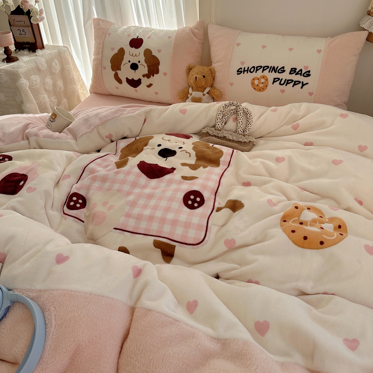 91家纺网 家纺一手货源 找家纺 Sweet dreams甜梦 2025秋冬数码大版牛奶绒泰迪绒拼接四件套 购物袋小狗