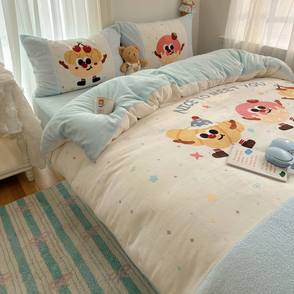 91家纺网 家纺一手货源 找家纺 Sweet dreams甜梦 2025秋冬数码大版牛奶绒泰迪绒拼接四件套 童趣蛋糕