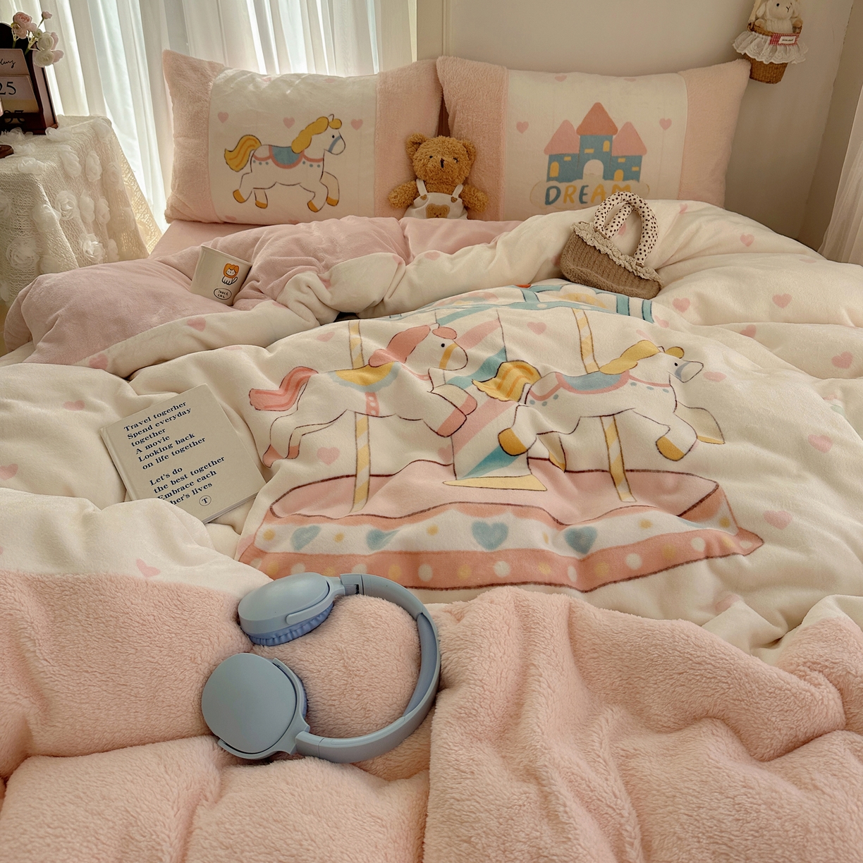 91家纺网 家纺一手货源 找家纺 Sweet dreams甜梦 2025秋冬数码大版牛奶绒泰迪绒拼接四件套 旋转木马