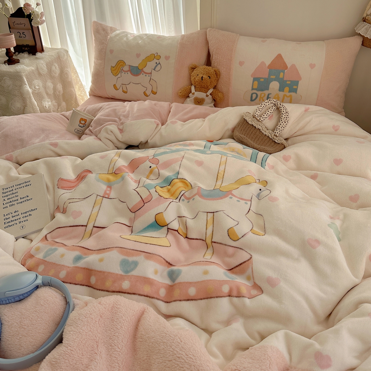 91家纺网 家纺一手货源 找家纺 Sweet dreams甜梦 2025秋冬数码大版牛奶绒泰迪绒拼接四件套 旋转木马