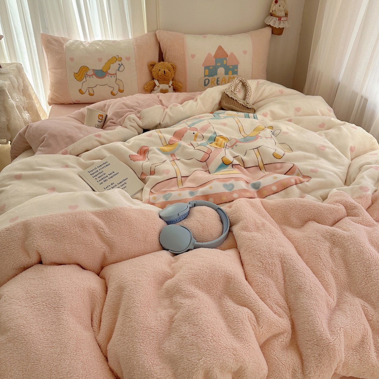 91家纺网 家纺一手货源 找家纺 Sweet dreams甜梦 2025秋冬数码大版牛奶绒泰迪绒拼接四件套 旋转木马