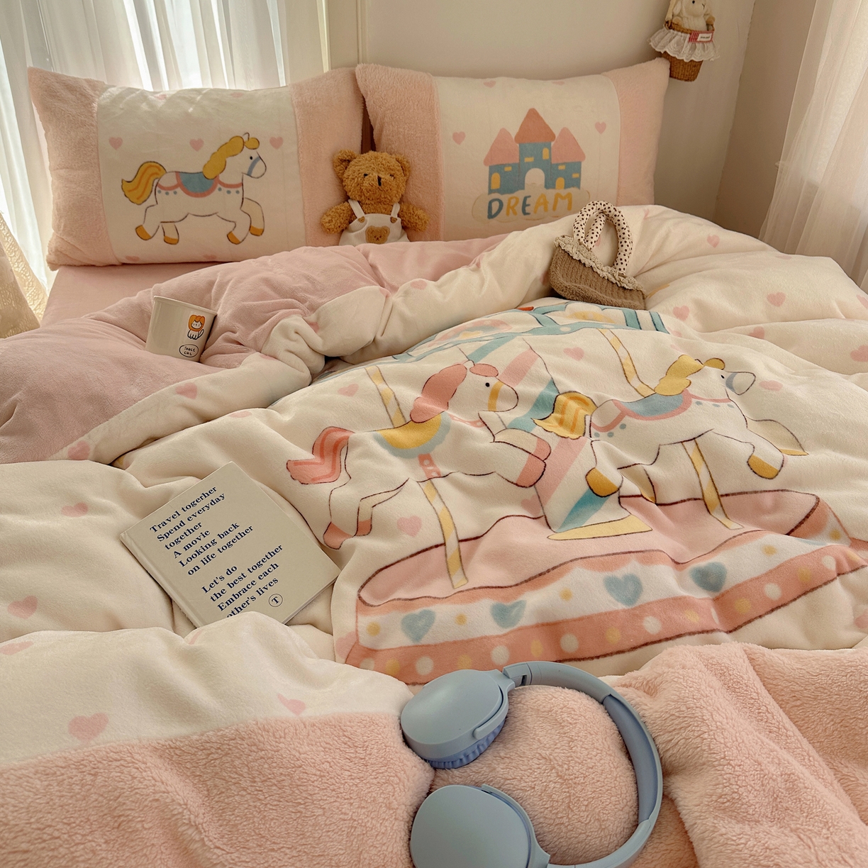 91家纺网 家纺一手货源 找家纺 Sweet dreams甜梦 2025秋冬数码大版牛奶绒泰迪绒拼接四件套 旋转木马