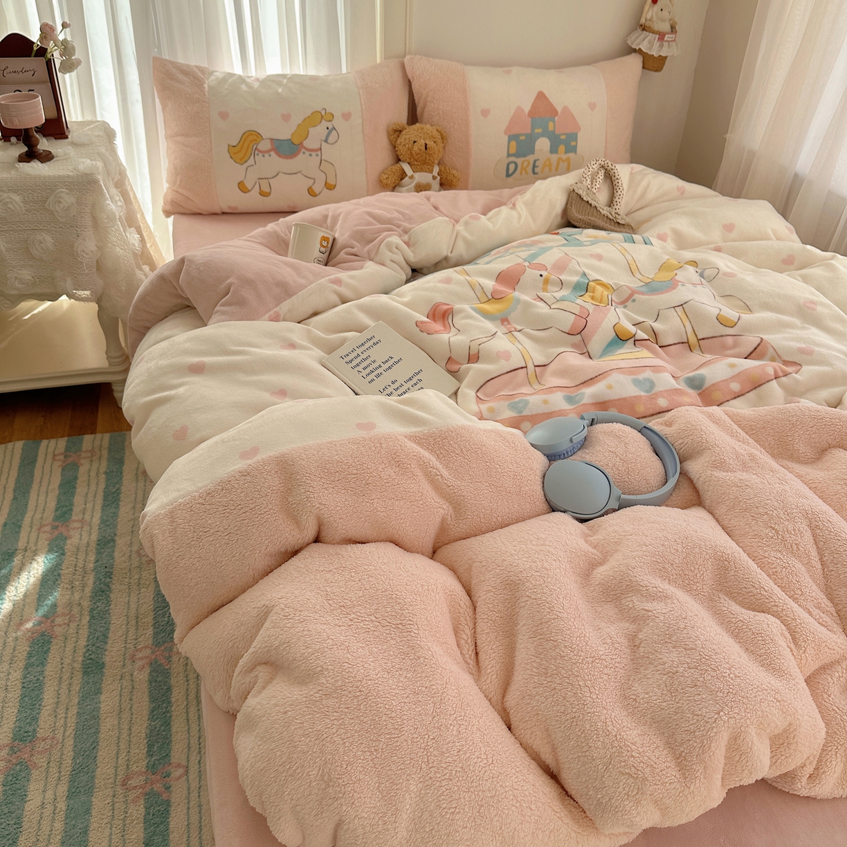 91家纺网 家纺一手货源 找家纺 Sweet dreams甜梦 2025秋冬数码大版牛奶绒泰迪绒拼接四件套 旋转木马