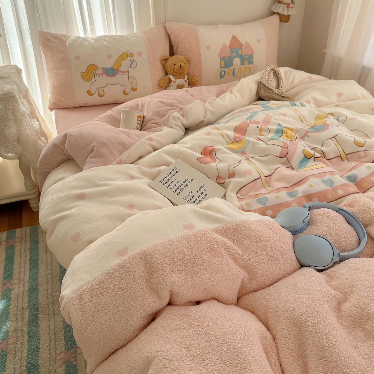 91家纺网 家纺一手货源 找家纺 Sweet dreams甜梦 2025秋冬数码大版牛奶绒泰迪绒拼接四件套 旋转木马