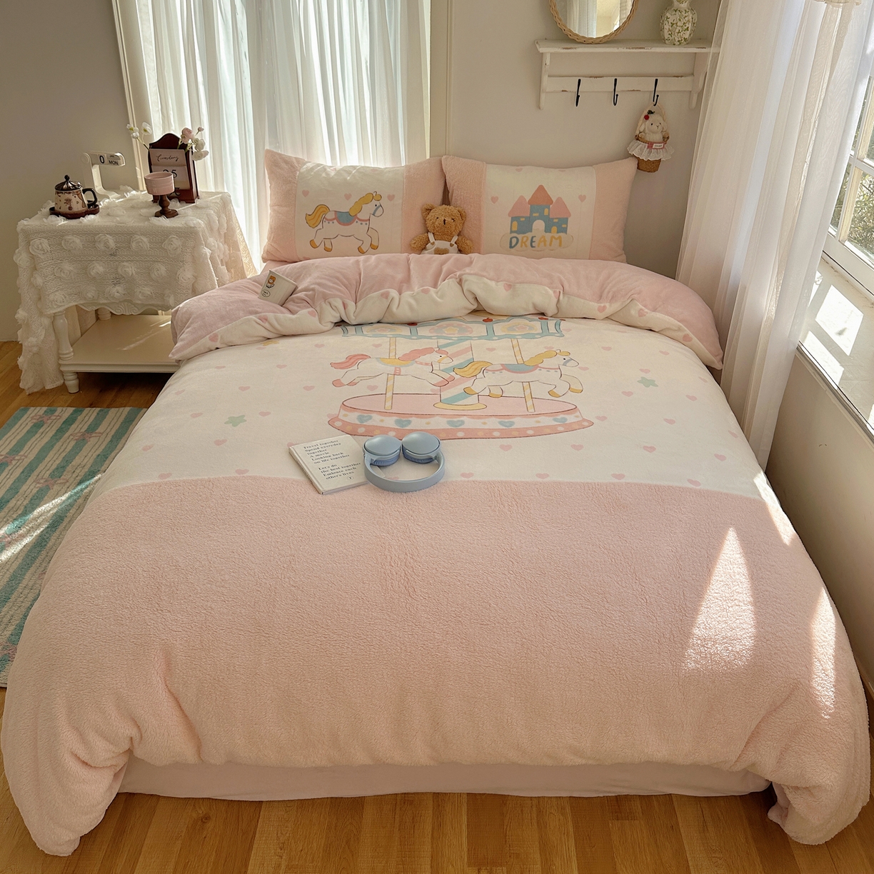 91家纺网 家纺一手货源 找家纺 Sweet dreams甜梦 2025秋冬数码大版牛奶绒泰迪绒拼接四件套 旋转木马