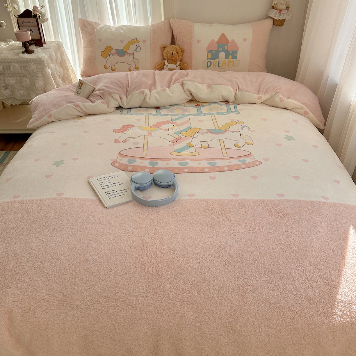 91家纺网 家纺一手货源 找家纺 Sweet dreams甜梦 2025秋冬数码大版牛奶绒泰迪绒拼接四件套 旋转木马