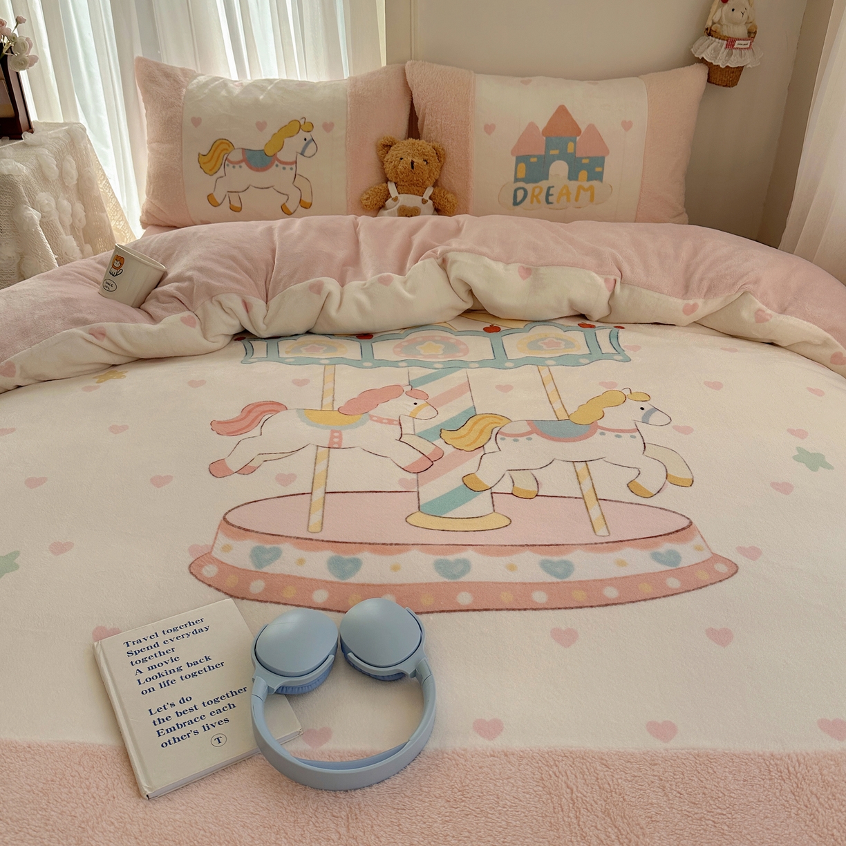 91家纺网 家纺一手货源 找家纺 Sweet dreams甜梦 2025秋冬数码大版牛奶绒泰迪绒拼接四件套 旋转木马