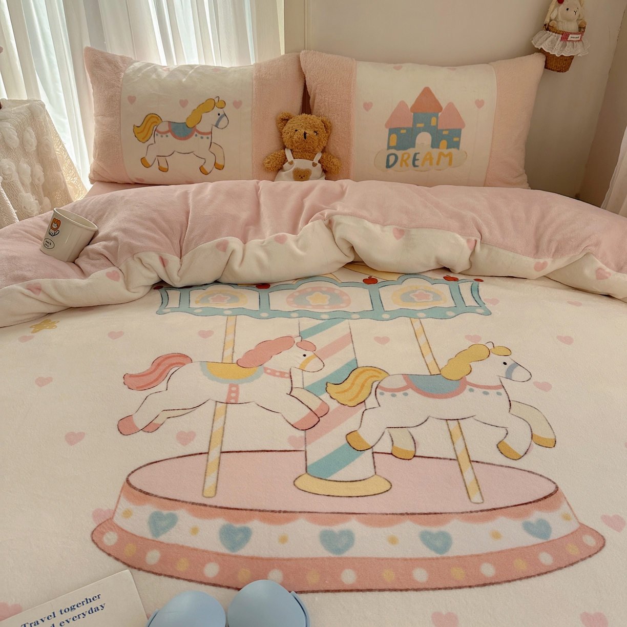 91家纺网 家纺一手货源 找家纺 Sweet dreams甜梦 2025秋冬数码大版牛奶绒泰迪绒拼接四件套 旋转木马