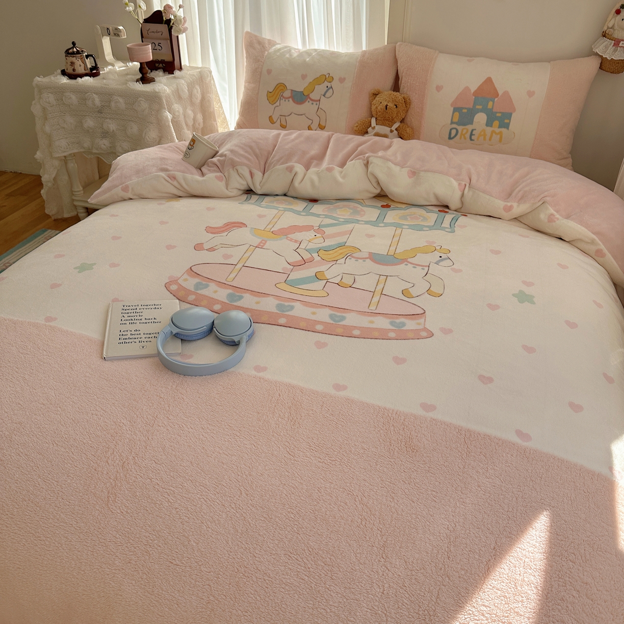 91家纺网 家纺一手货源 找家纺 Sweet dreams甜梦 2025秋冬数码大版牛奶绒泰迪绒拼接四件套 旋转木马