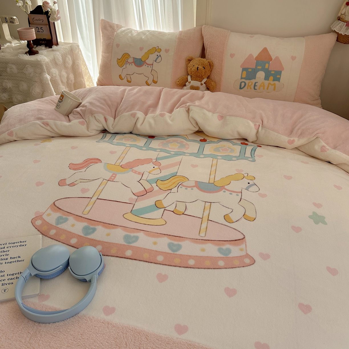 91家纺网 家纺一手货源 找家纺 Sweet dreams甜梦 2025秋冬数码大版牛奶绒泰迪绒拼接四件套 旋转木马