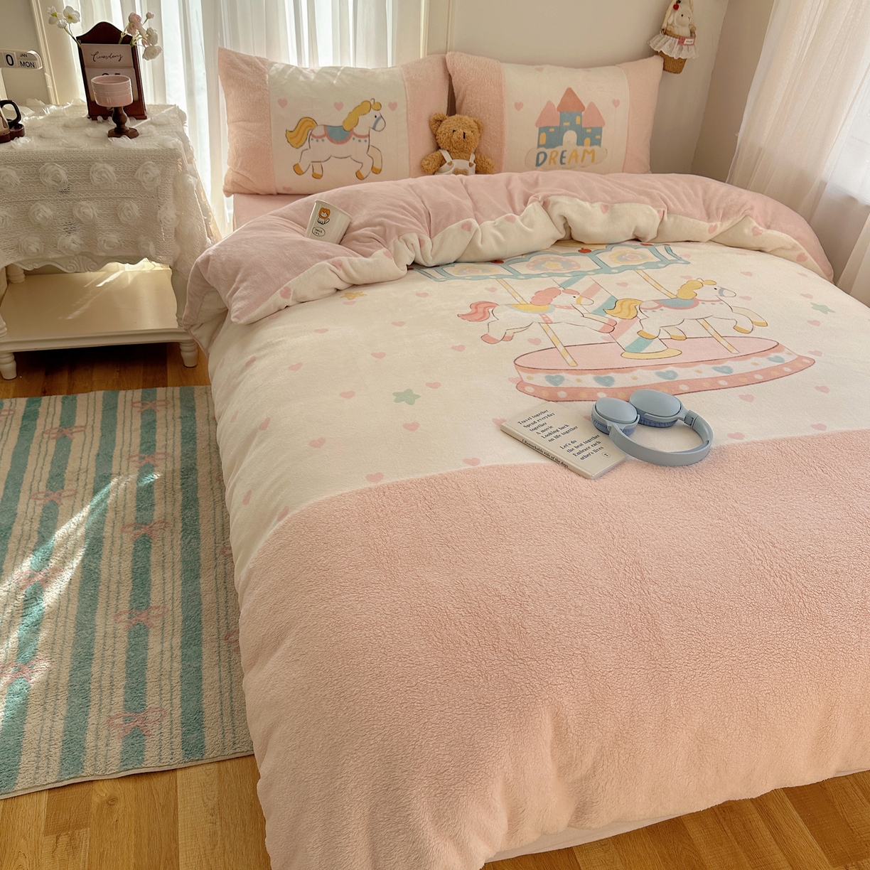 91家纺网 家纺一手货源 找家纺 Sweet dreams甜梦 2025秋冬数码大版牛奶绒泰迪绒拼接四件套 旋转木马