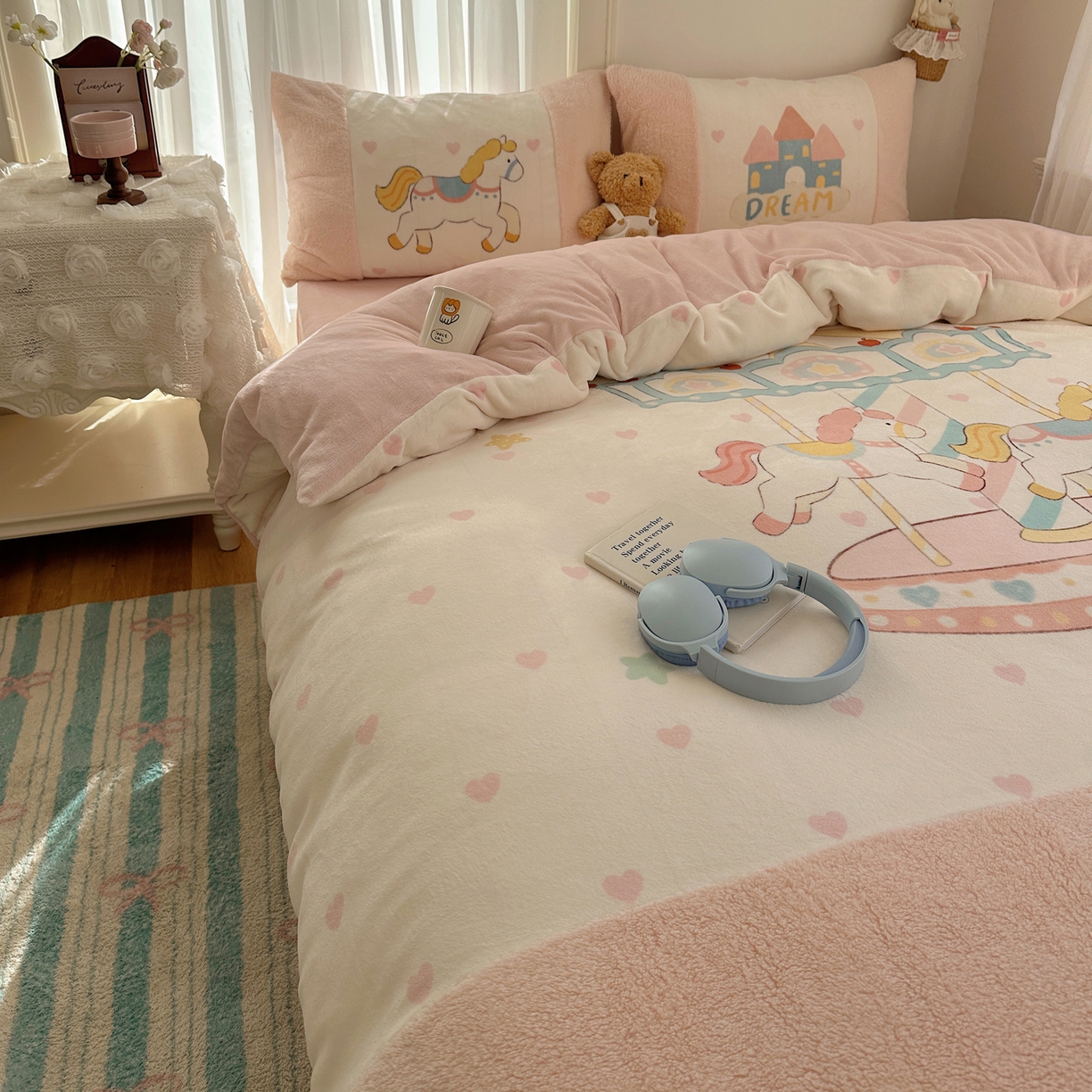 91家纺网 家纺一手货源 找家纺 Sweet dreams甜梦 2025秋冬数码大版牛奶绒泰迪绒拼接四件套 旋转木马