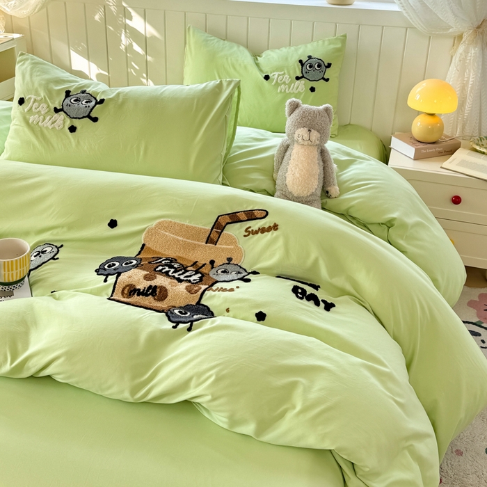 91家纺网 家纺一手货源 找家纺 （总）爱彼家纺 2025新款热门毛巾绣水洗棉四件套大版卡通奶茶套件-四季通用