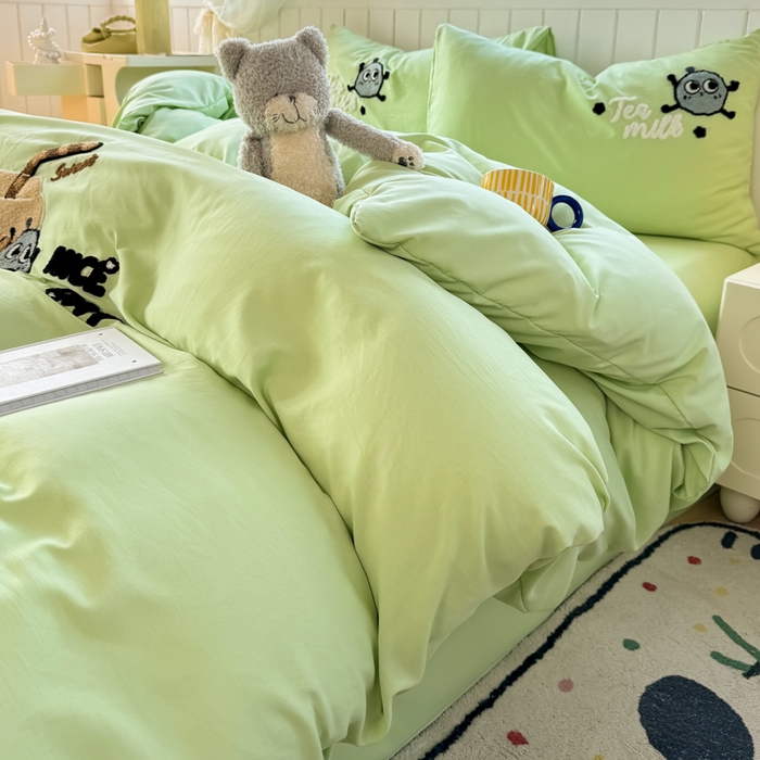 91家纺网 家纺一手货源 找家纺 爱彼家纺 2025新款热门毛巾绣水洗棉四件套大版卡通奶茶套件-四季通用 奶茶-青柠夏日