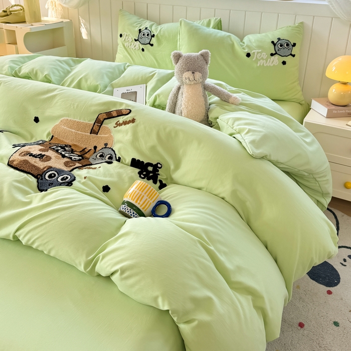 91家纺网 家纺一手货源 找家纺 爱彼家纺 2025新款热门毛巾绣水洗棉四件套大版卡通奶茶套件-四季通用 奶茶-青柠夏日