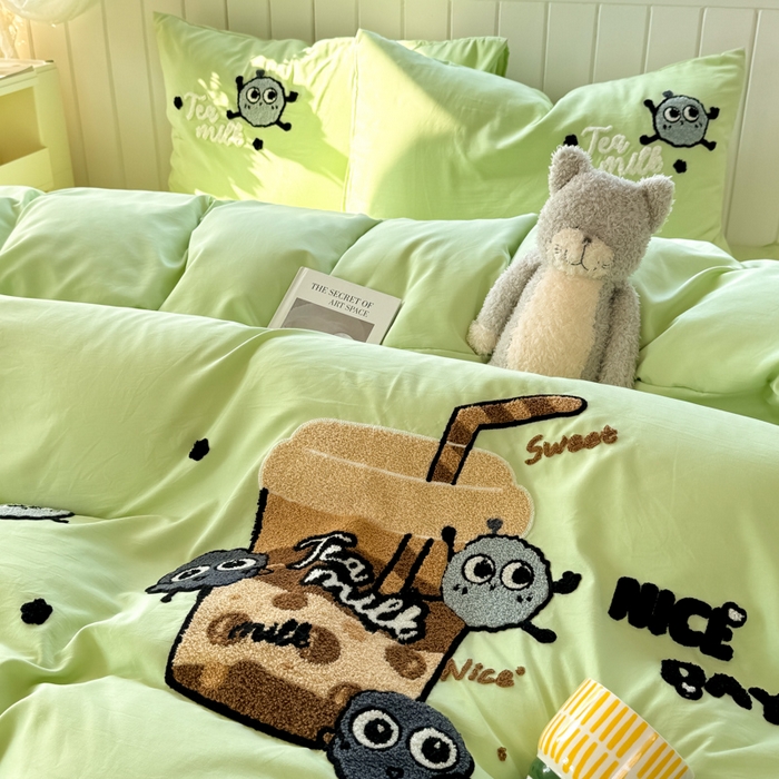 91家纺网 家纺一手货源 找家纺 爱彼家纺 2025新款热门毛巾绣水洗棉四件套大版卡通奶茶套件-四季通用 奶茶-青柠夏日