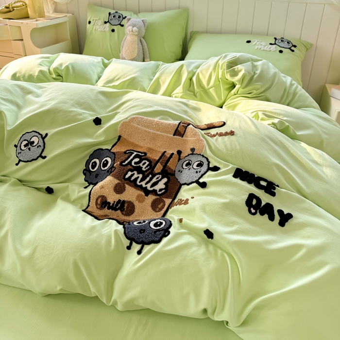 91家纺网 家纺一手货源 找家纺 爱彼家纺 2025新款热门毛巾绣水洗棉四件套大版卡通奶茶套件-四季通用 奶茶-青柠夏日