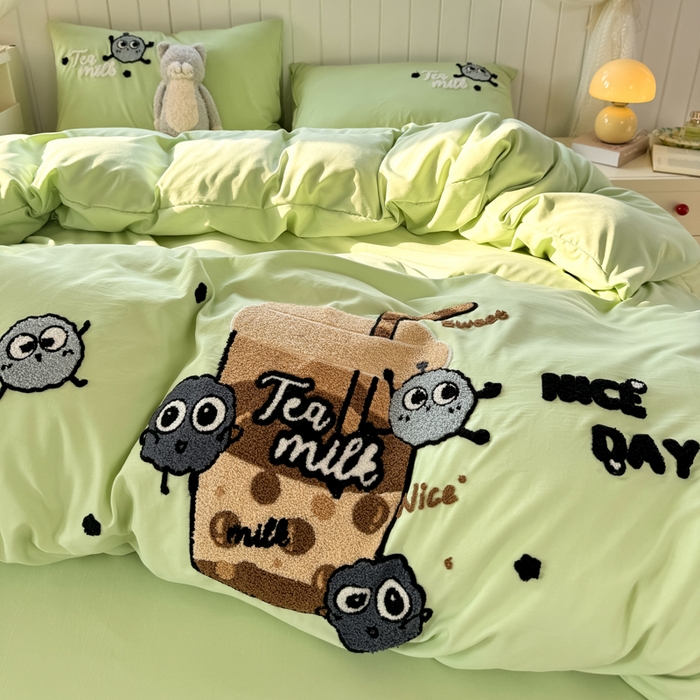 91家纺网 家纺一手货源 找家纺 爱彼家纺 2025新款热门毛巾绣水洗棉四件套大版卡通奶茶套件-四季通用 奶茶-青柠夏日