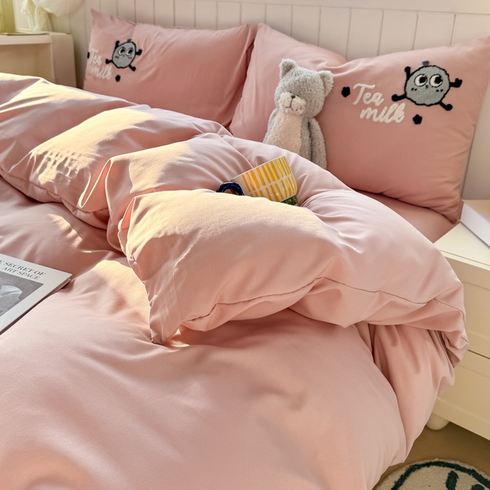 91家纺网 家纺一手货源 找家纺 爱彼家纺 2025新款热门毛巾绣水洗棉四件套大版卡通奶茶套件-四季通用 奶茶-草莓啵啵