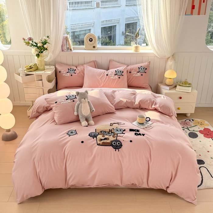 91家纺网 家纺一手货源 找家纺 爱彼家纺 2025新款热门毛巾绣水洗棉四件套大版卡通奶茶套件-四季通用 奶茶-草莓啵啵