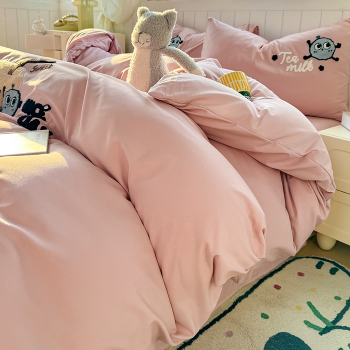 91家纺网 家纺一手货源 找家纺 爱彼家纺 2025新款热门毛巾绣水洗棉四件套大版卡通奶茶套件-四季通用 奶茶-草莓啵啵