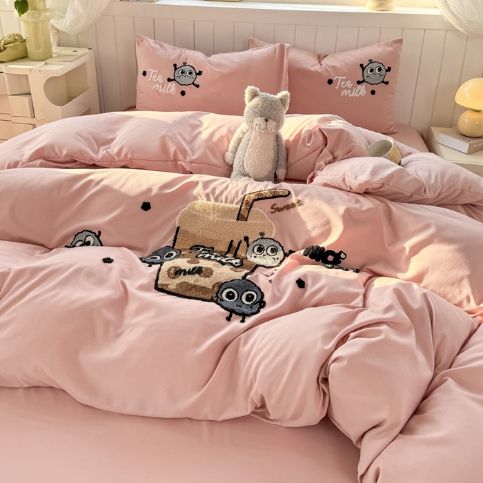 91家纺网 家纺一手货源 找家纺 爱彼家纺 2025新款热门毛巾绣水洗棉四件套大版卡通奶茶套件-四季通用 奶茶-草莓啵啵