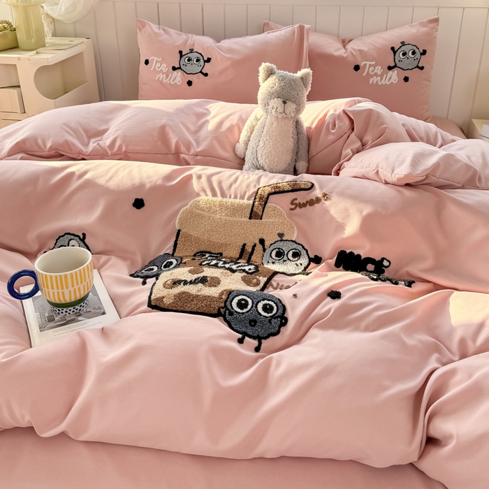 91家纺网 家纺一手货源 找家纺 爱彼家纺 2025新款热门毛巾绣水洗棉四件套大版卡通奶茶套件-四季通用 奶茶-草莓啵啵