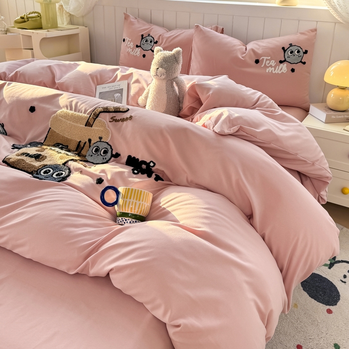 91家纺网 家纺一手货源 找家纺 爱彼家纺 2025新款热门毛巾绣水洗棉四件套大版卡通奶茶套件-四季通用 奶茶-草莓啵啵