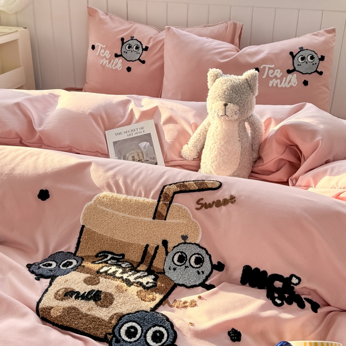 91家纺网 家纺一手货源 找家纺 爱彼家纺 2025新款热门毛巾绣水洗棉四件套大版卡通奶茶套件-四季通用 奶茶-草莓啵啵