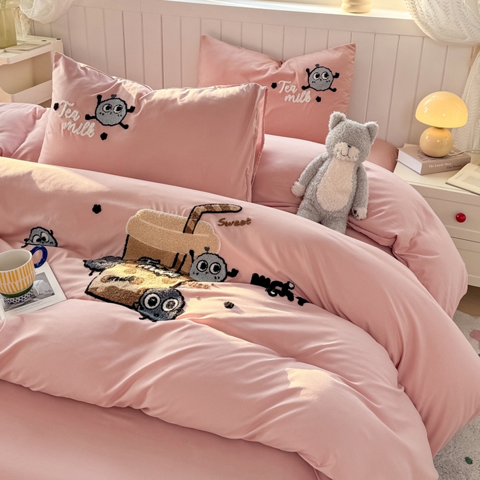 91家纺网 家纺一手货源 找家纺 爱彼家纺 2025新款热门毛巾绣水洗棉四件套大版卡通奶茶套件-四季通用 奶茶-草莓啵啵