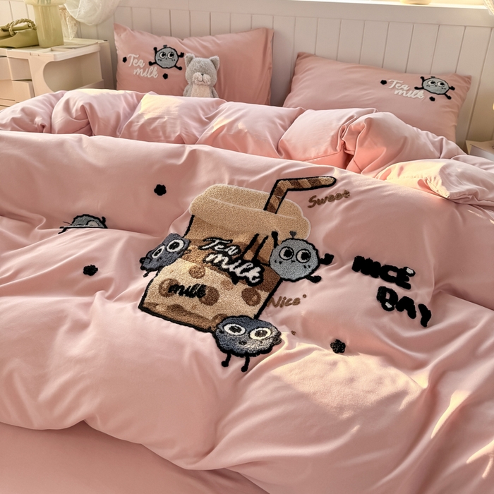 91家纺网 家纺一手货源 找家纺 爱彼家纺 2025新款热门毛巾绣水洗棉四件套大版卡通奶茶套件-四季通用 奶茶-草莓啵啵