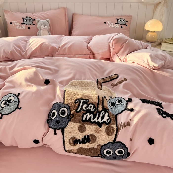 91家纺网 家纺一手货源 找家纺 爱彼家纺 2025新款热门毛巾绣水洗棉四件套大版卡通奶茶套件-四季通用 奶茶-草莓啵啵