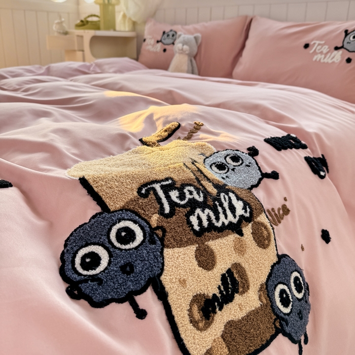 91家纺网 家纺一手货源 找家纺 爱彼家纺 2025新款热门毛巾绣水洗棉四件套大版卡通奶茶套件-四季通用 奶茶-草莓啵啵