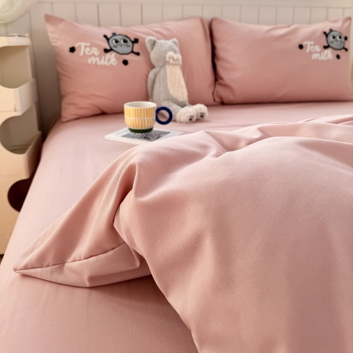 91家纺网 家纺一手货源 找家纺 爱彼家纺 2025新款热门毛巾绣水洗棉四件套大版卡通奶茶套件-四季通用 奶茶-草莓啵啵