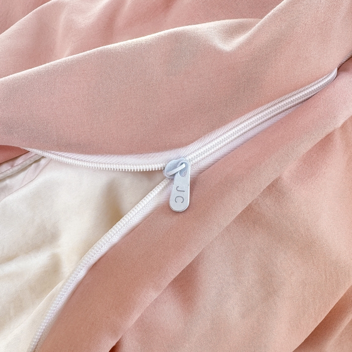 91家纺网 家纺一手货源 找家纺 爱彼家纺 2025新款热门毛巾绣水洗棉四件套大版卡通奶茶套件-四季通用 奶茶-草莓啵啵