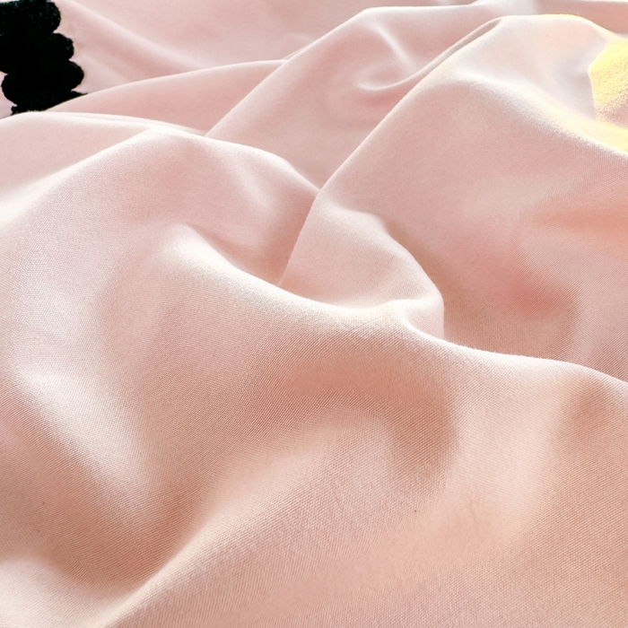 91家纺网 家纺一手货源 找家纺 爱彼家纺 2025新款热门毛巾绣水洗棉四件套大版卡通奶茶套件-四季通用 奶茶-草莓啵啵