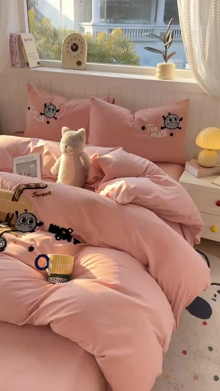 91家纺网 家纺一手货源 找家纺 爱彼家纺 2025新款热门毛巾绣水洗棉四件套大版卡通奶茶套件-四季通用 奶茶-草莓啵啵