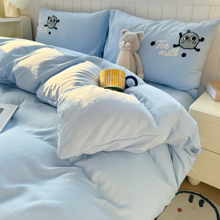 91家纺网 家纺一手货源 找家纺 爱彼家纺 2025新款热门毛巾绣水洗棉四件套大版卡通奶茶套件-四季通用 奶茶-海盐冰蓝