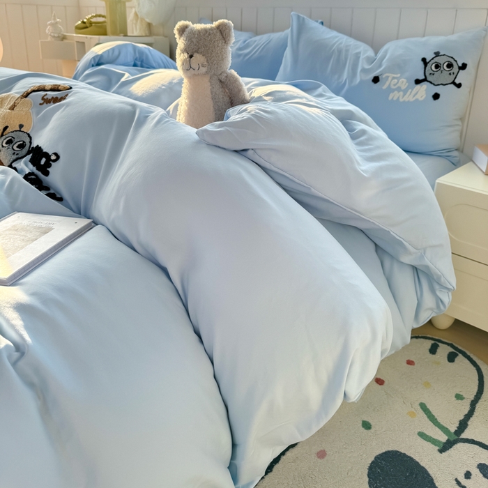 91家纺网 家纺一手货源 找家纺 爱彼家纺 2025新款热门毛巾绣水洗棉四件套大版卡通奶茶套件-四季通用 奶茶-海盐冰蓝