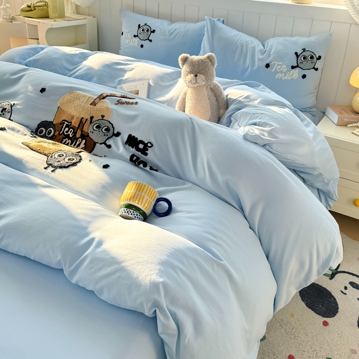 91家纺网 家纺一手货源 找家纺 爱彼家纺 2025新款热门毛巾绣水洗棉四件套大版卡通奶茶套件-四季通用 奶茶-海盐冰蓝