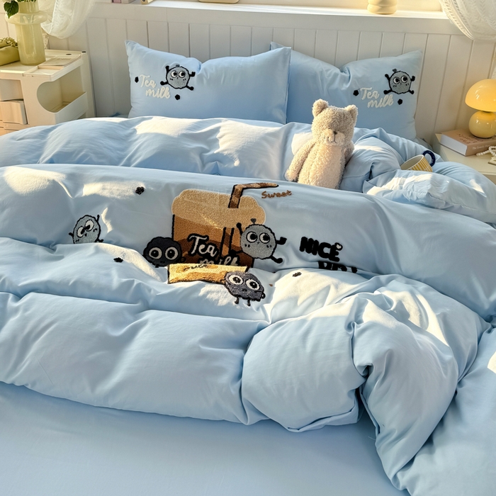 91家纺网 家纺一手货源 找家纺 爱彼家纺 2025新款热门毛巾绣水洗棉四件套大版卡通奶茶套件-四季通用 奶茶-海盐冰蓝