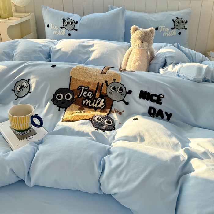 91家纺网 家纺一手货源 找家纺 爱彼家纺 2025新款热门毛巾绣水洗棉四件套大版卡通奶茶套件-四季通用 奶茶-海盐冰蓝