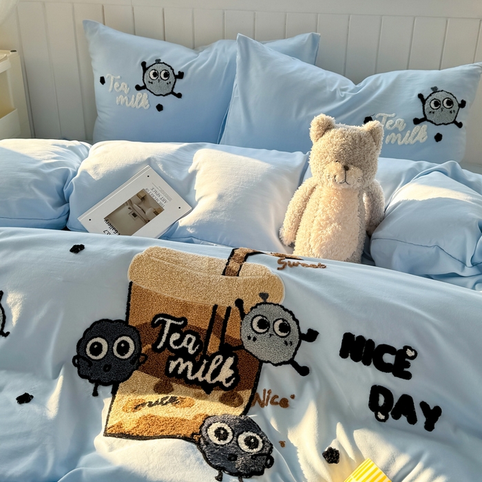 91家纺网 家纺一手货源 找家纺 爱彼家纺 2025新款热门毛巾绣水洗棉四件套大版卡通奶茶套件-四季通用 奶茶-海盐冰蓝