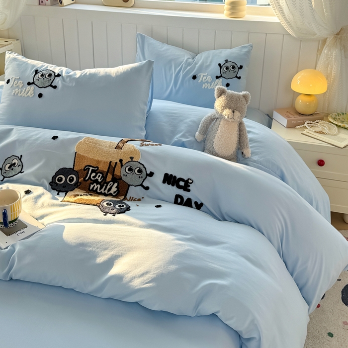 91家纺网 家纺一手货源 找家纺 爱彼家纺 2025新款热门毛巾绣水洗棉四件套大版卡通奶茶套件-四季通用 奶茶-海盐冰蓝