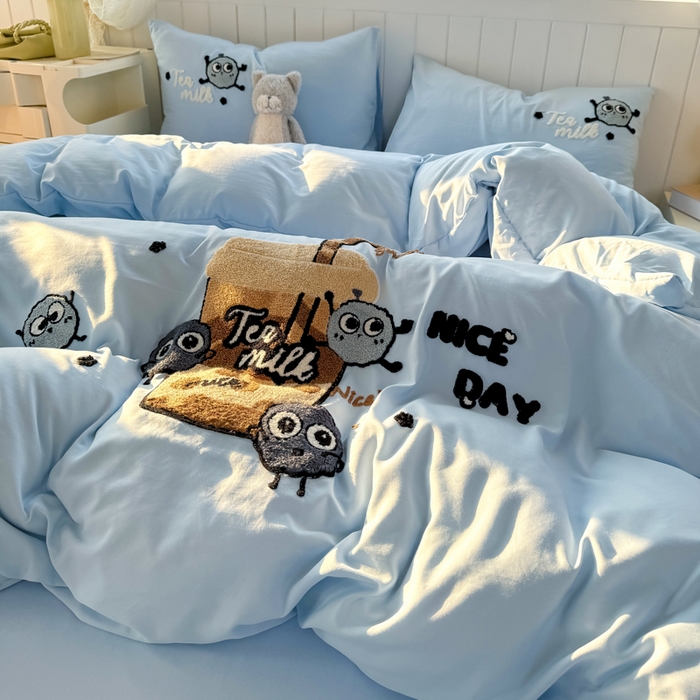 91家纺网 家纺一手货源 找家纺 爱彼家纺 2025新款热门毛巾绣水洗棉四件套大版卡通奶茶套件-四季通用 奶茶-海盐冰蓝