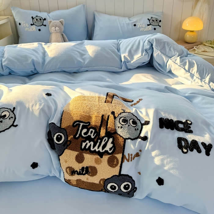 91家纺网 家纺一手货源 找家纺 爱彼家纺 2025新款热门毛巾绣水洗棉四件套大版卡通奶茶套件-四季通用 奶茶-海盐冰蓝